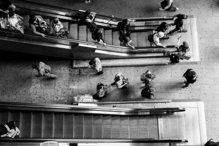 Overhead view of passengers at a Medellín Metro station